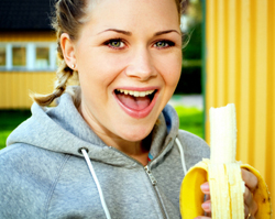Meitene ar banānu 